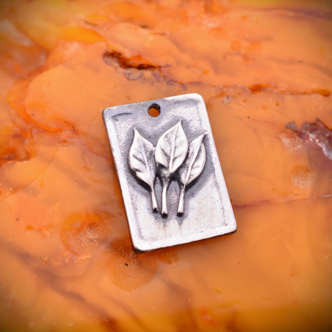 Сребърен медальон 925 „Три листа“ | Оксидирано покритие | Скулптурно бохо–рустик бижу | Арт Дива