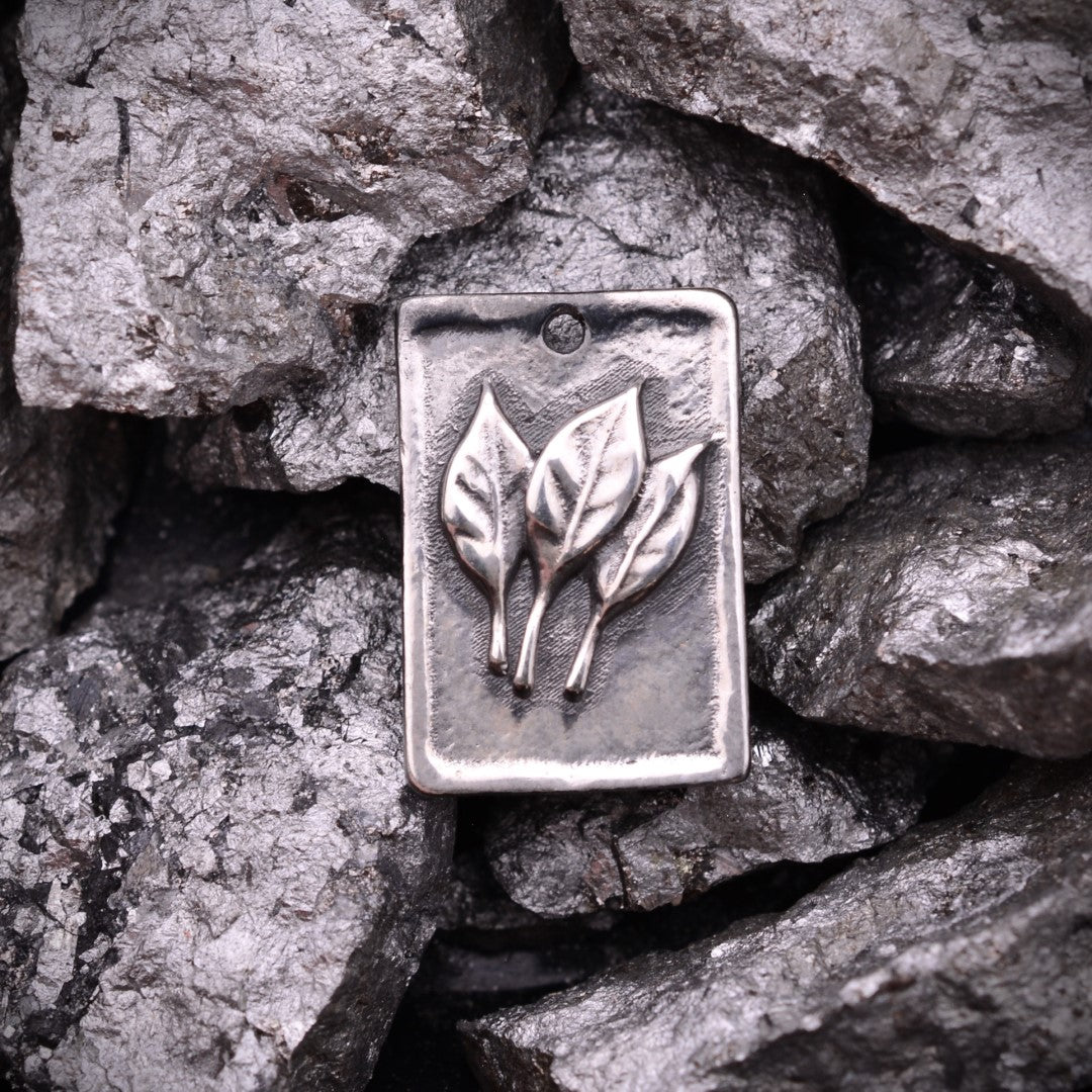 Сребърен медальон 925 „Три листа“ | Оксидирано покритие | Скулптурно бохо–рустик бижу | Арт Дива