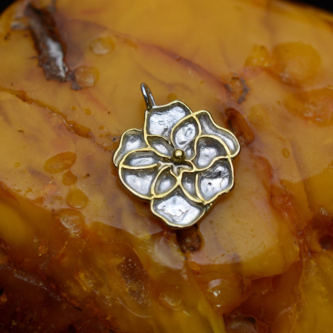 Сребърен медальон 925 „Теменужка“ – нежност, хармония и светлина | Бохо – рустик – скулптурно бижу | Арт Дива