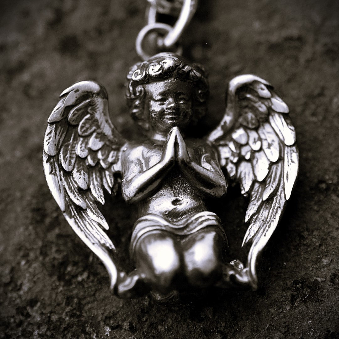 Сребърен медальон ангел 925 в молитва – мъжко бижу херувим | Арт Дива
