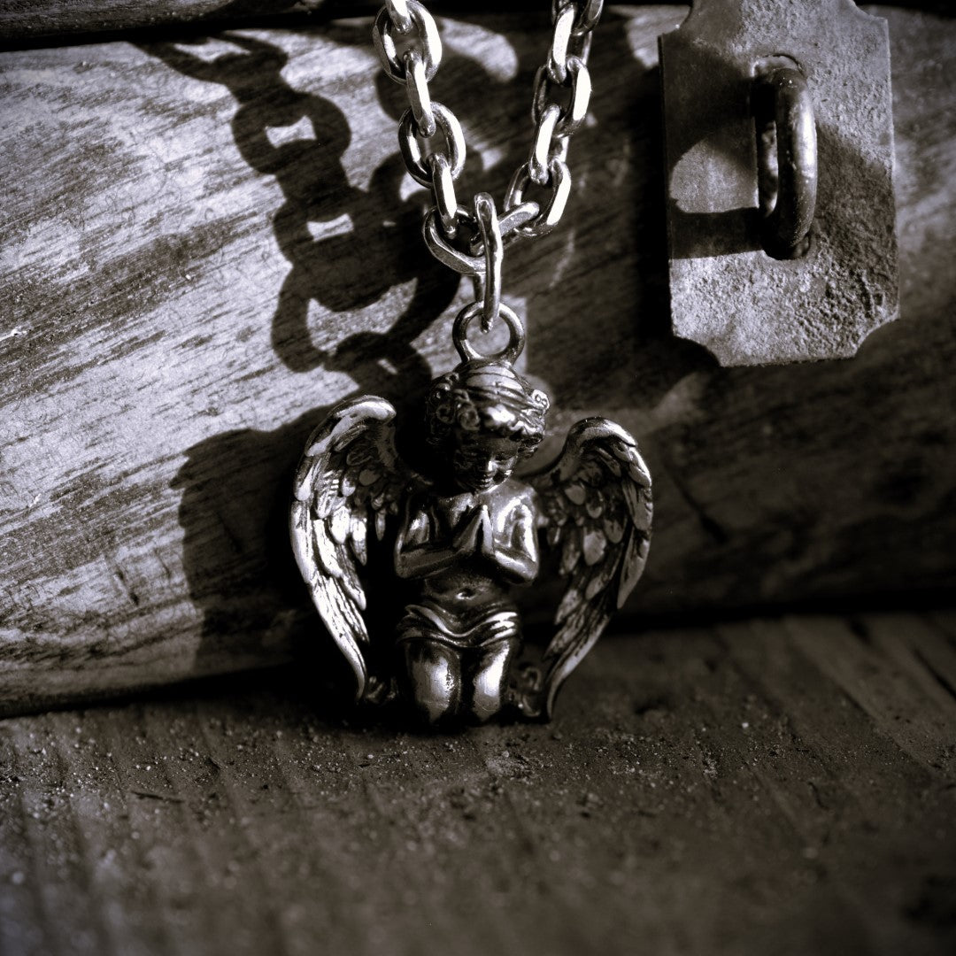 Сребърен медальон ангел 925 в молитва – мъжко бижу херувим | Арт Дива