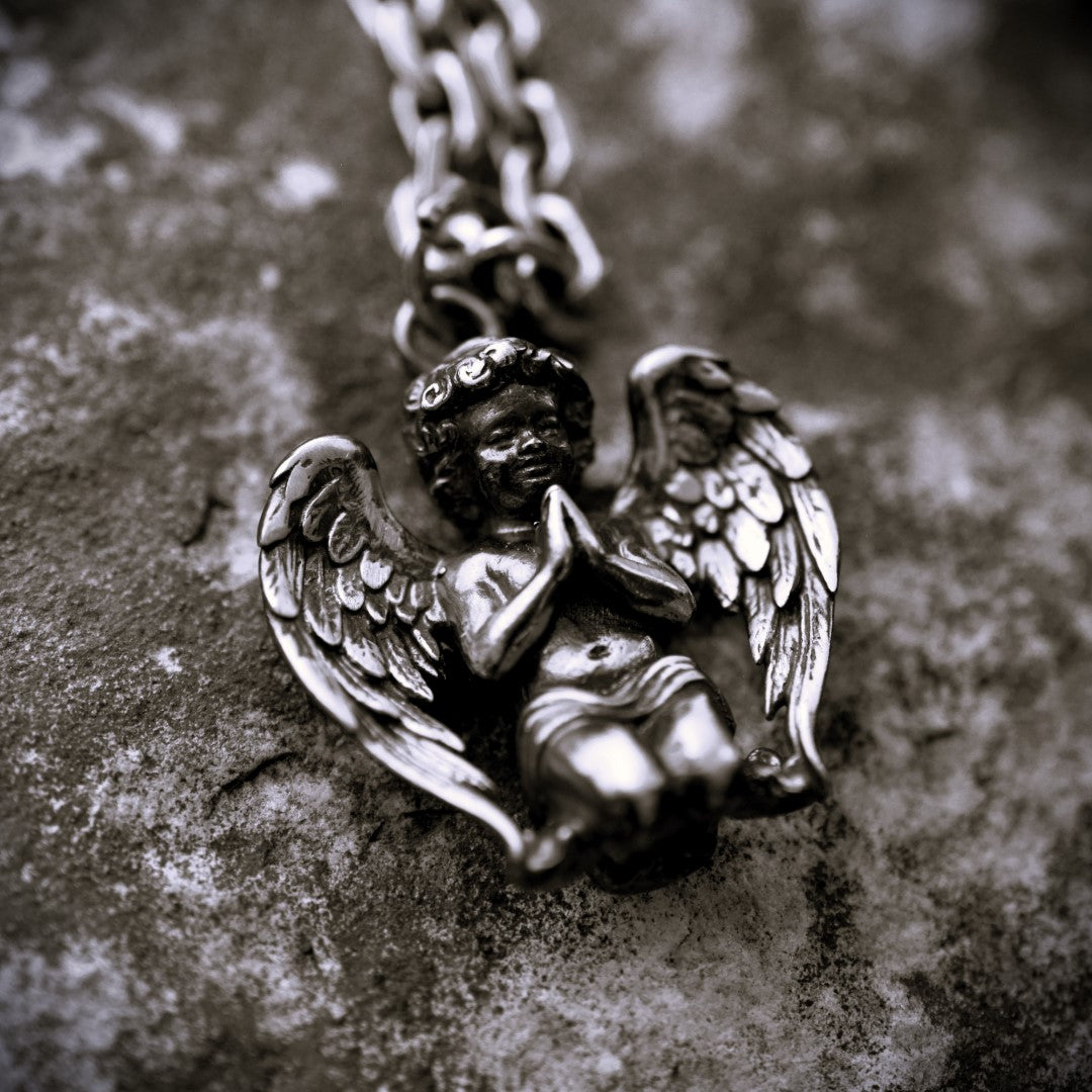 Сребърен медальон ангел 925 в молитва – мъжко бижу херувим | Арт Дива