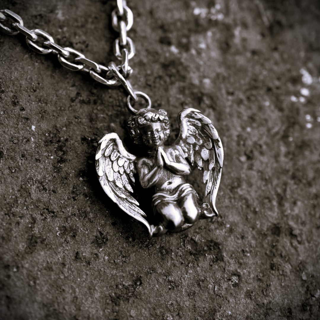 Сребърен медальон ангел 925 в молитва – мъжко бижу херувим | Арт Дива