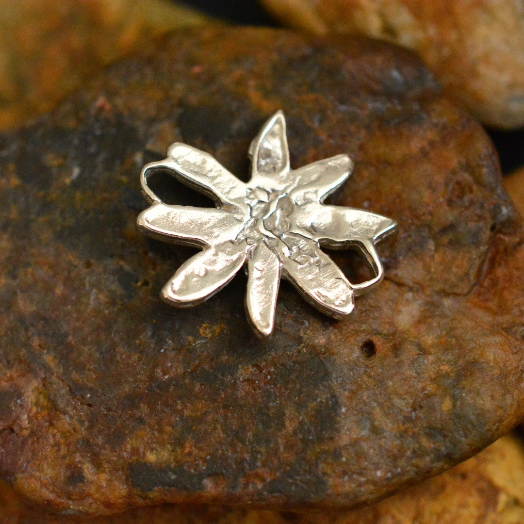 Сребърен елемент 925 цвете със златни акценти – талисман за хармония, скулптурни бижута, бохо стил, ръчна изработка, подходящ подарък за майка, дъщеря или приятелка | Арт Дива
