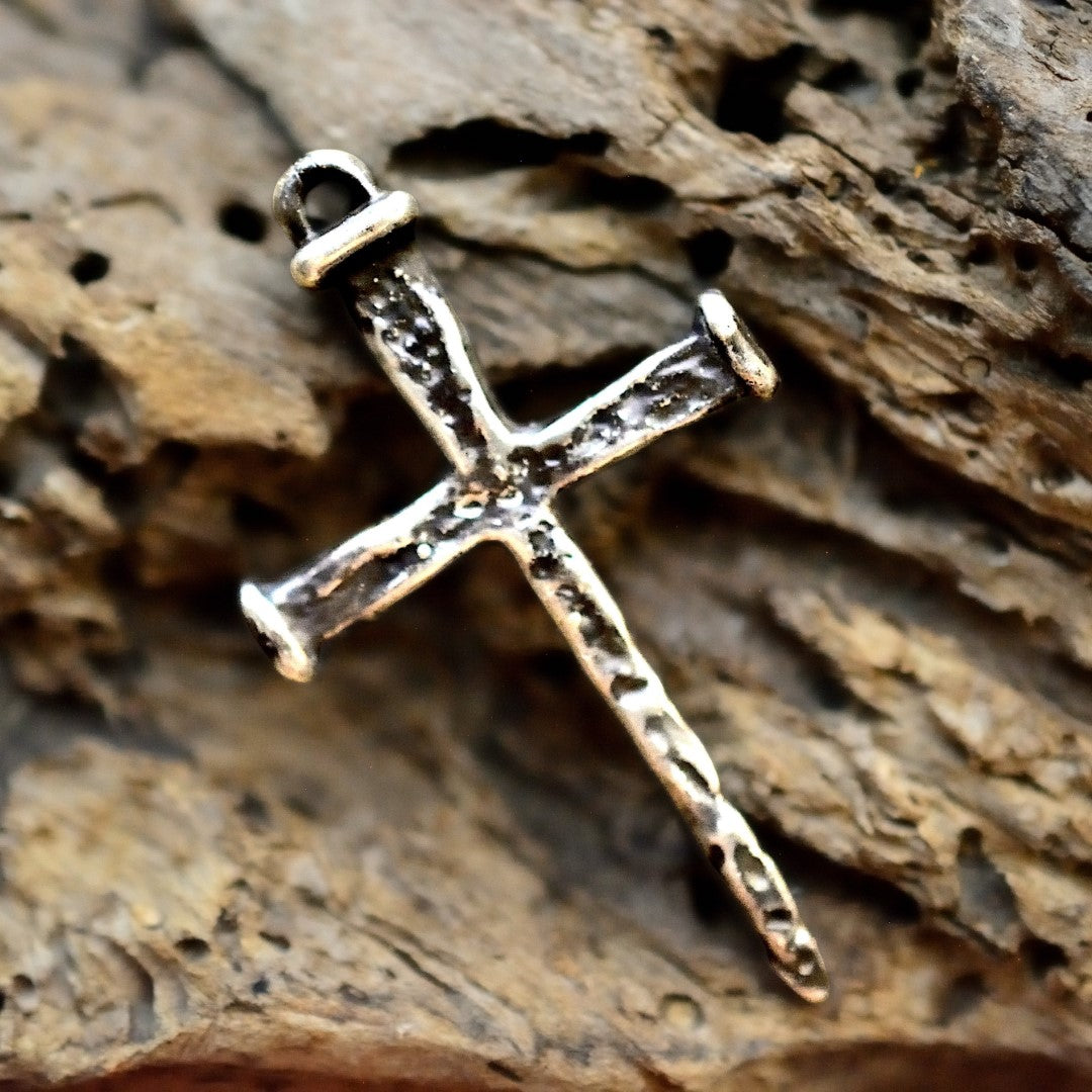 Сребърен кръст 925 – мъжки медальон, стил бохо и рустик, символ на вярата, ръчна изработка | АртДива