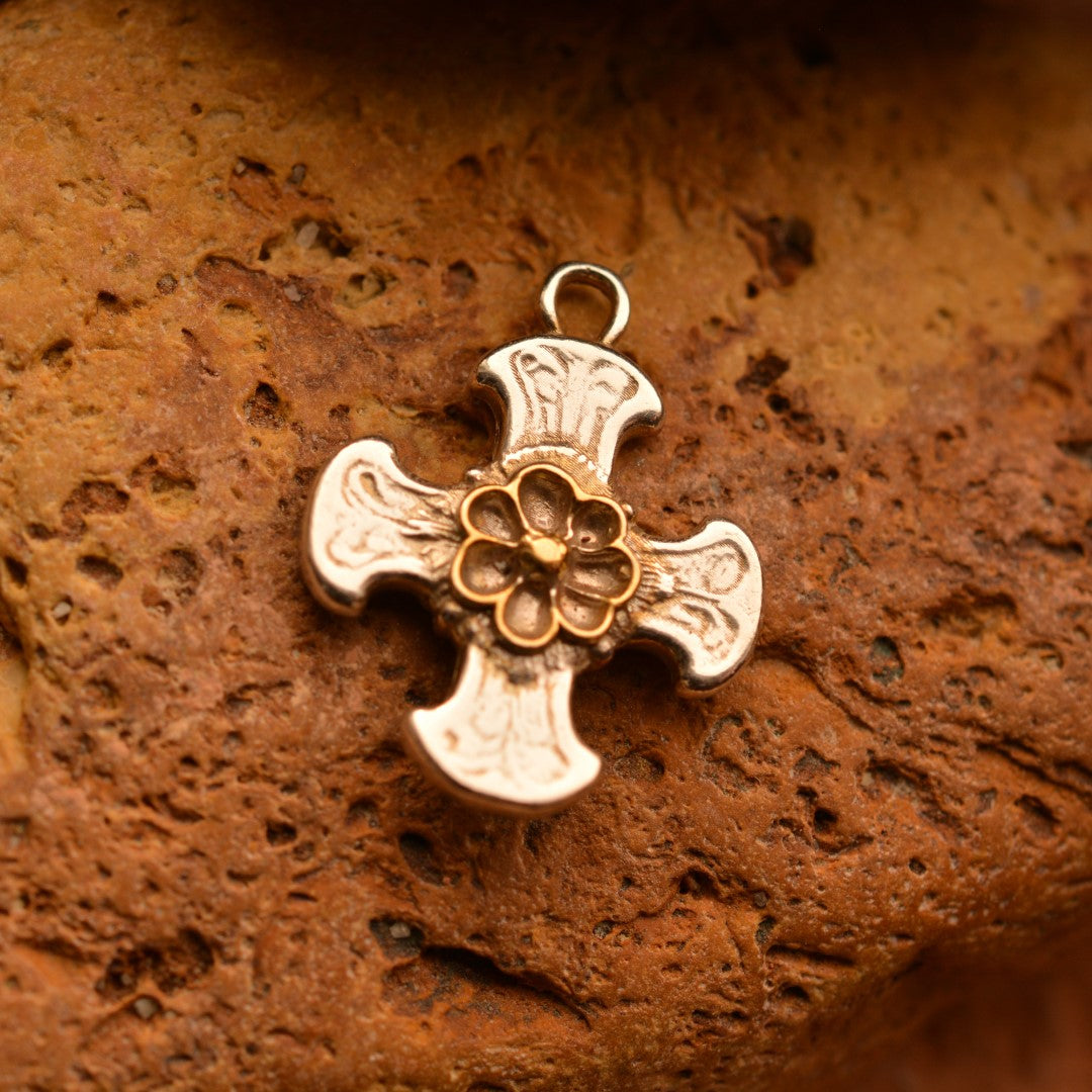 Сребърен медальон кръст 925 с позлатено цвете – ръчно изработено артистично бохо-рустик бижу от Арт Дива.