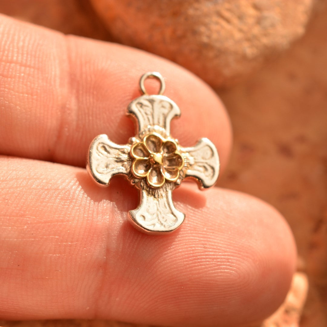 Сребърен медальон кръст 925 с позлатено цвете – артистичен дизайн | Арт Дива