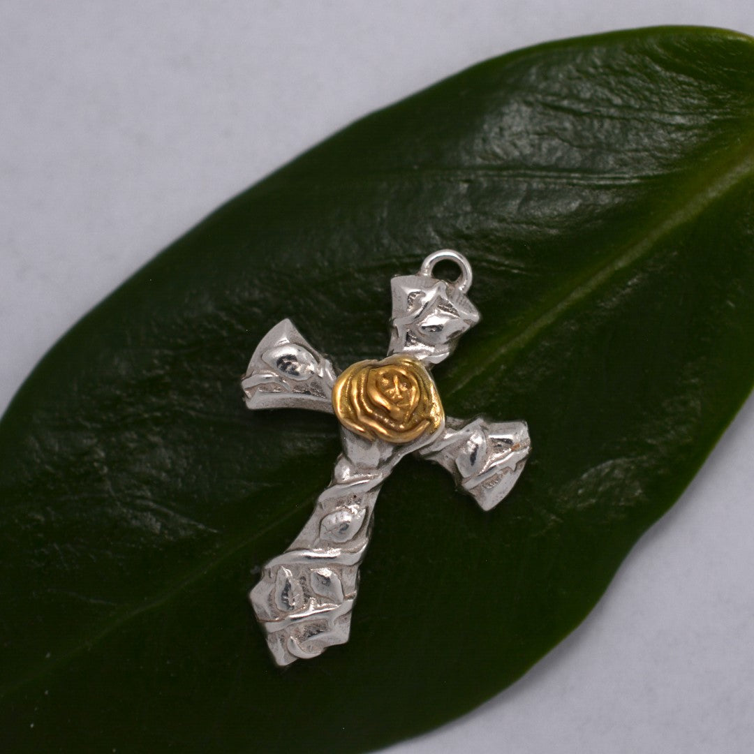 Сребърен медальон кръст 925 с роза – артистичен женски дизайн | Арт Дива