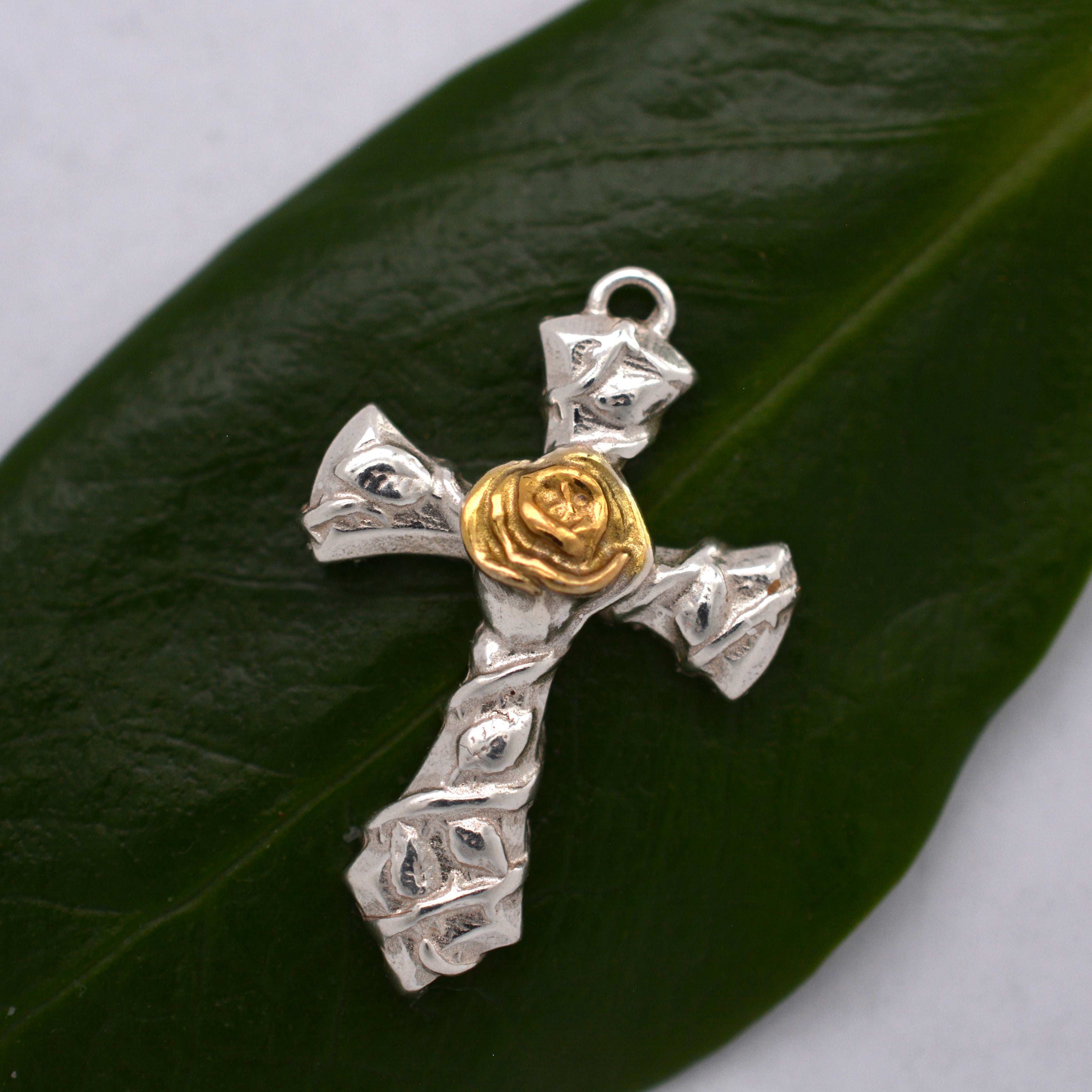 Сребърен медальон кръст 925 с роза – артистичен женски дизайн | Арт Дива