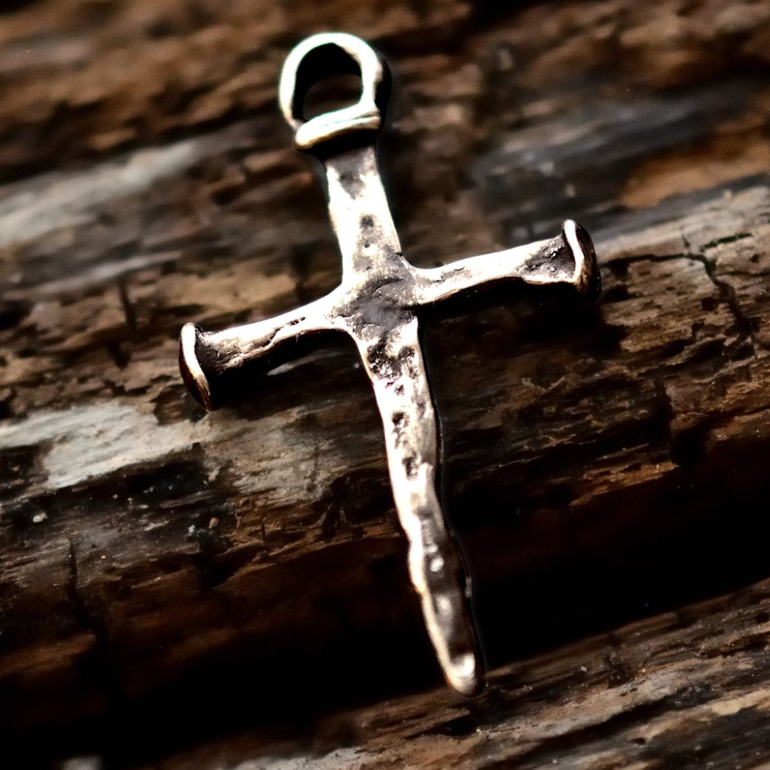 Сребърен Рюстик Кръст от пирони – Ръчна изработка, висулка с характер, символ на вяра и сила Арт Дива