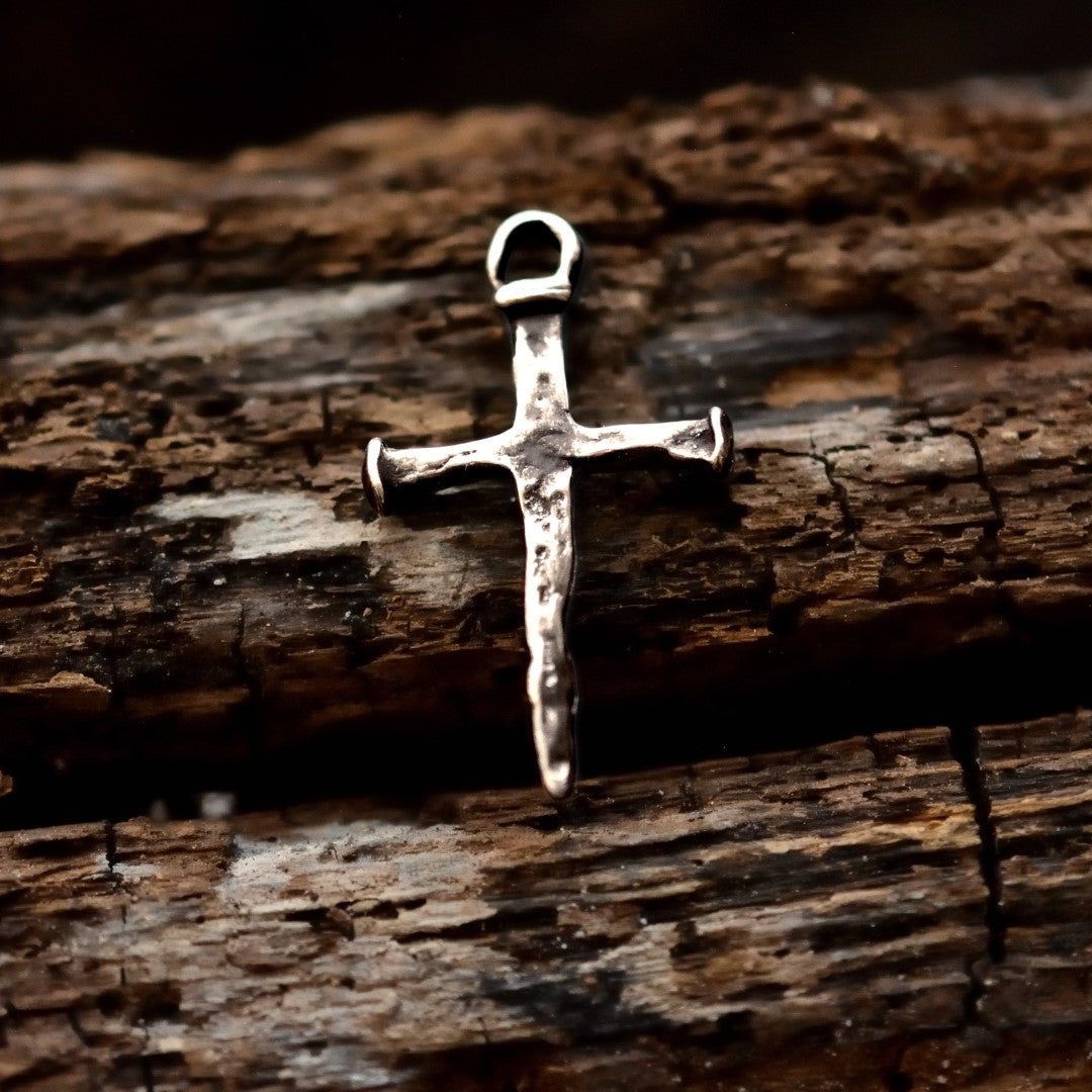 Сребърен Рюстик Кръст от пирони – Ръчна изработка, висулка с характер, символ на вяра и сила Арт Дива