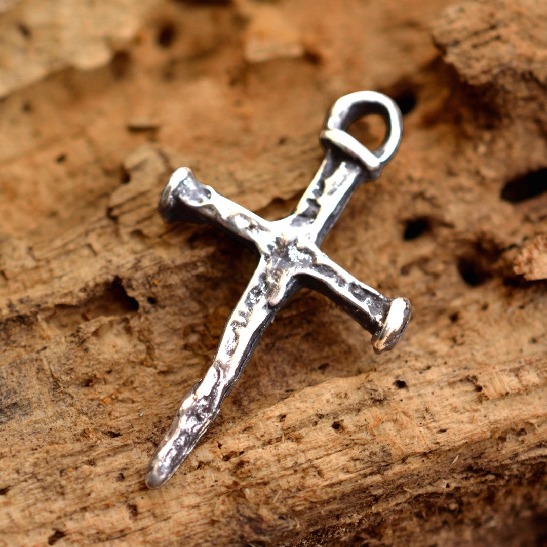 Сребърен Рюстик Кръст от пирони – Ръчна изработка, висулка с характер, символ на вяра и сила Арт Дива
