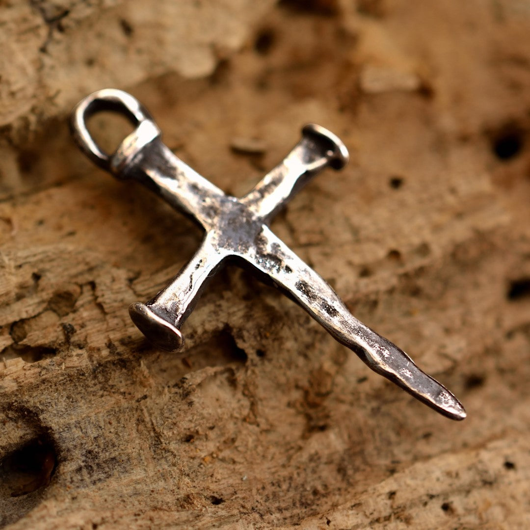 Сребърен Рюстик Кръст от пирони – Ръчна изработка, висулка с характер, символ на вяра и сила Арт Дива