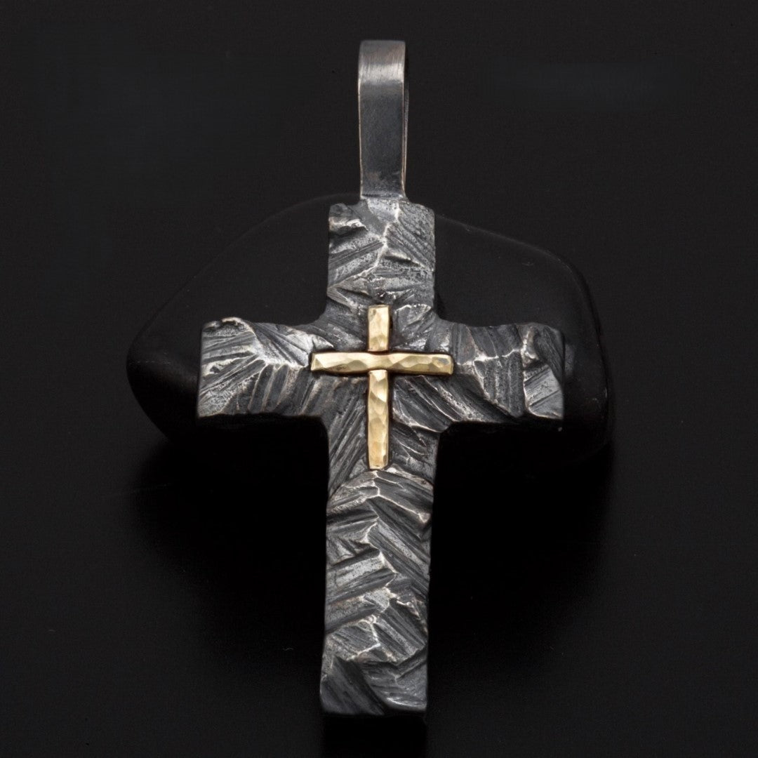 Сребърен кръст с релеф и златен акцент – ръчно изработен талисман за вяра и духовна сила | Art Diva, ръчна изработка