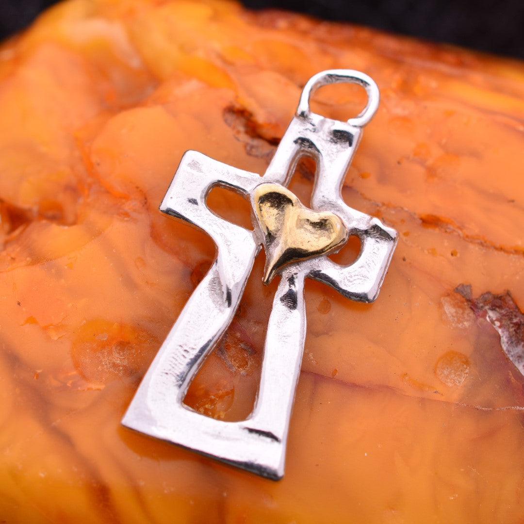 Сребърен кръст 925 със златни акценти и сърце, ръчно изработено бохо-рустик скулптурно бижу от Арт Дива.