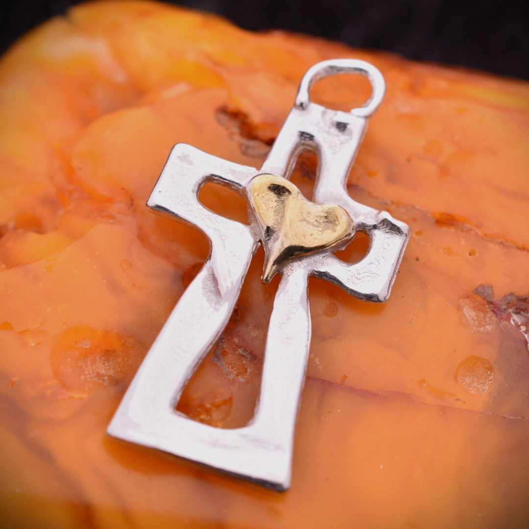Сребърен кръст 925 със златни акценти и сърце | Скулптурно бижу за вяра и любов | Арт Дива