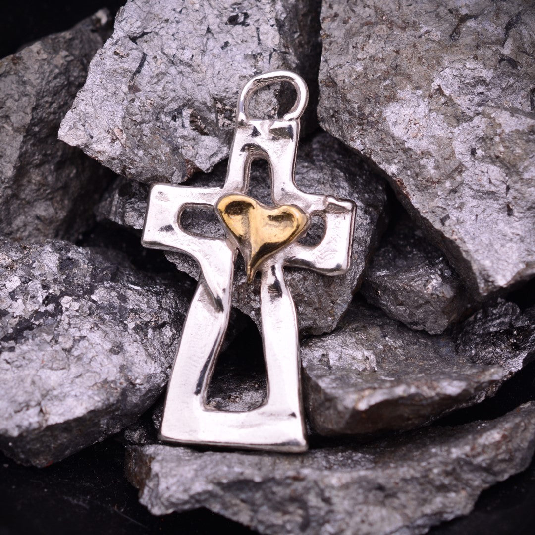 Сребърен кръст 925 със златни акценти и сърце | Скулптурно бижу за вяра и любов | Арт Дива