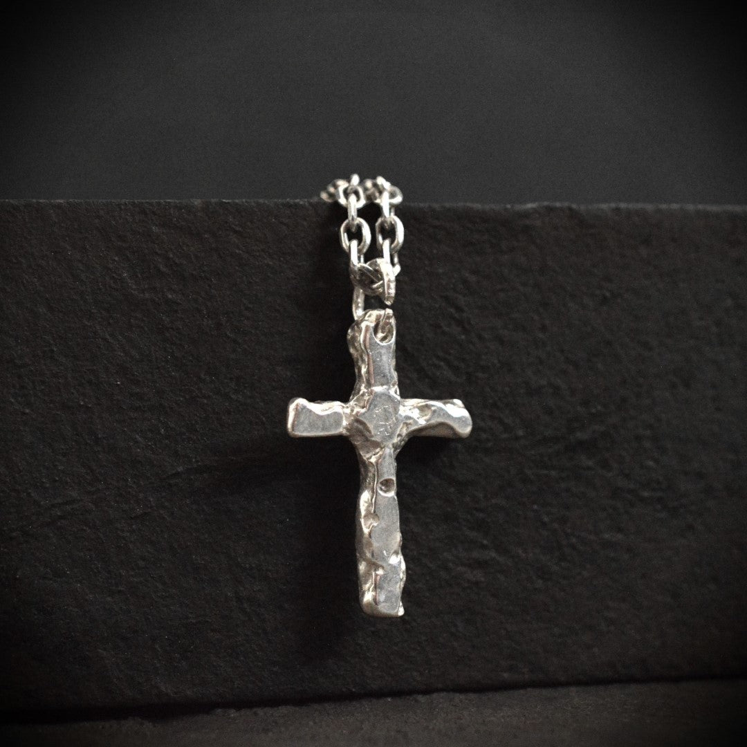 Сребърен кръст висулка 925 | Ръчно изработен мъжки медальон | Талисман за вяра и духовна сила | Арт Дива