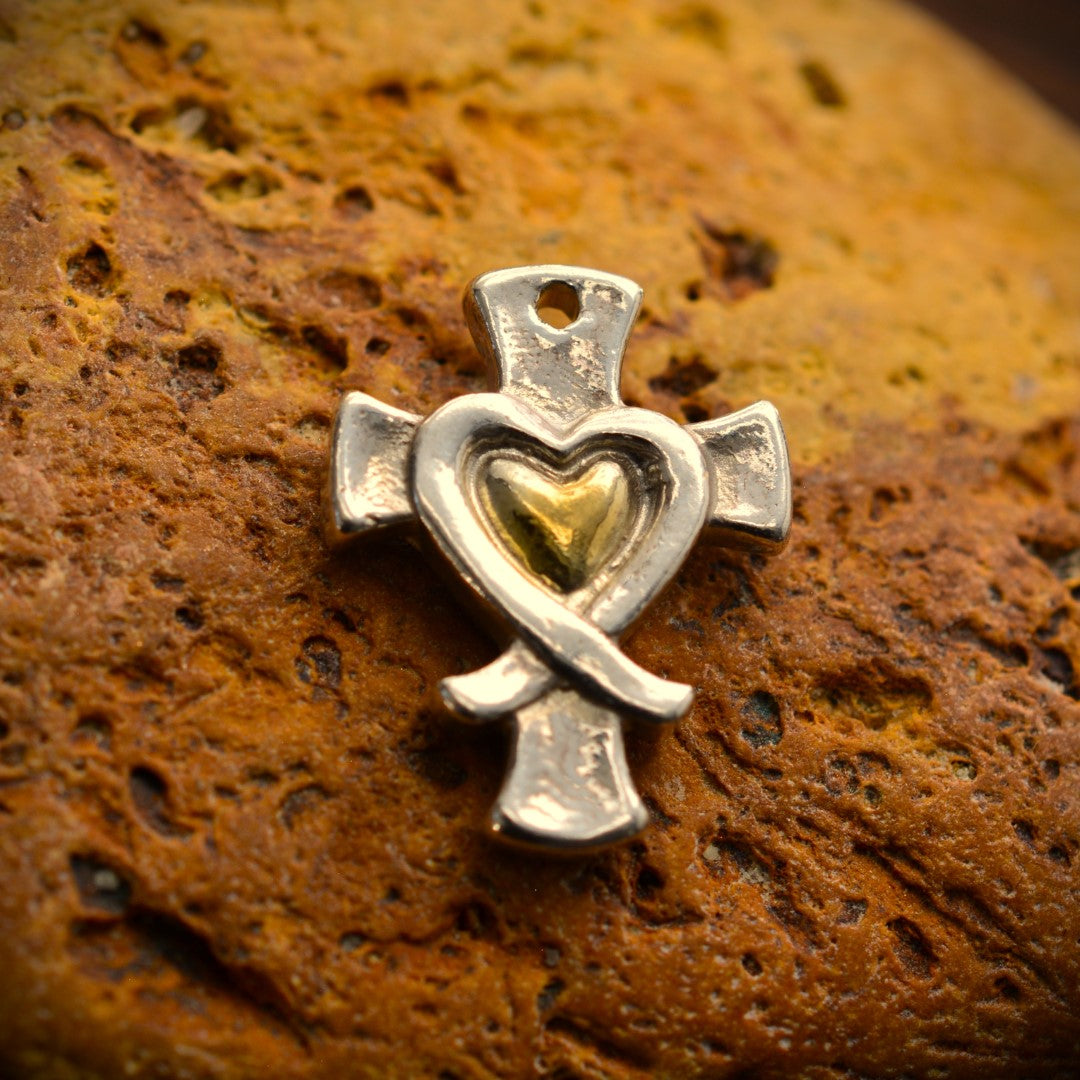 Сребърен медальон 925 кръст със сърце и златни акценти, ръчна авторска изработка в бохо-рустик стил, скулптурно бижу от Арт Дива.
