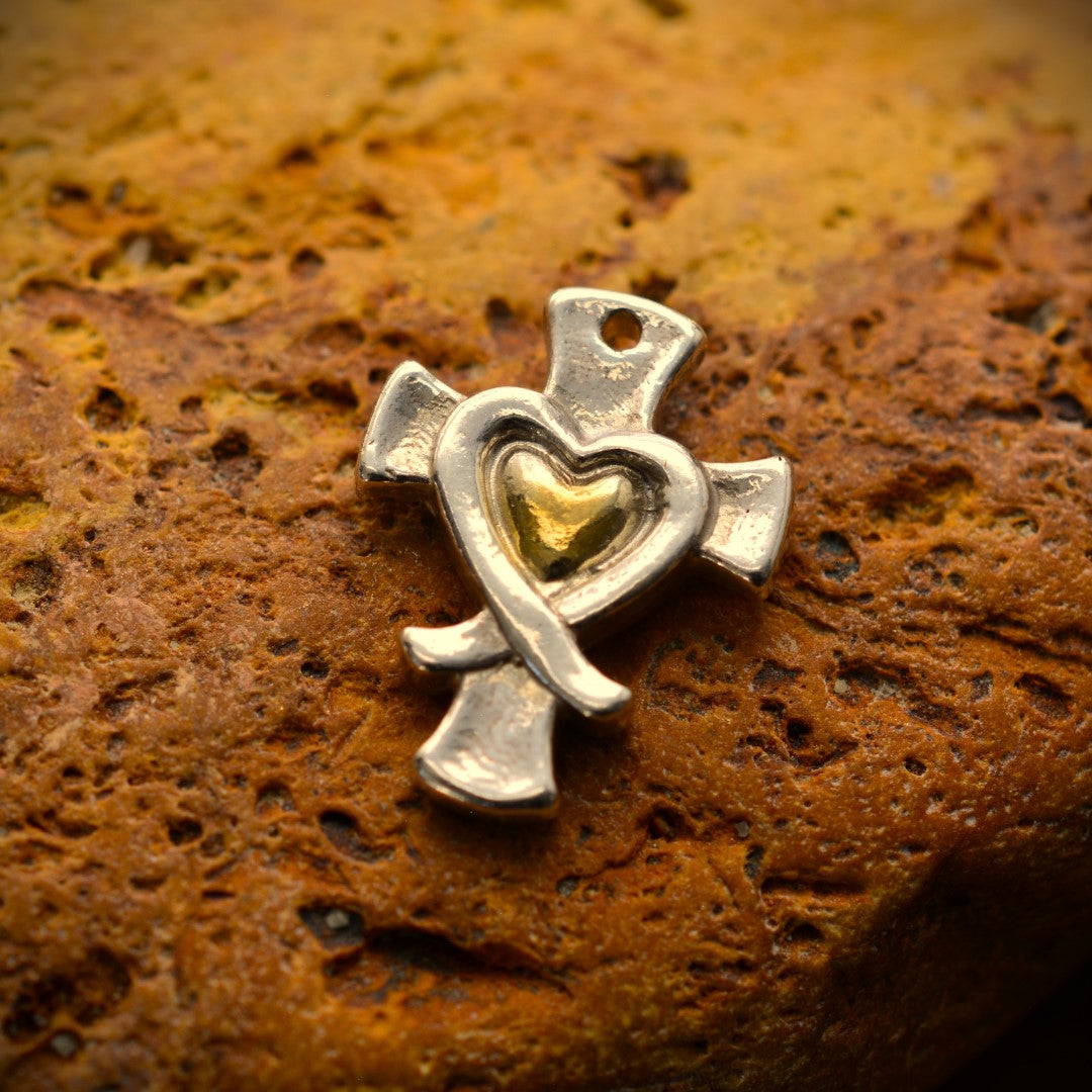 Сребърен медальон 925 „Кръст със сърце и жалейка“ със златни акценти – символ на вяра и любов | Бохо – рустик – скулптурно бижу | Арт Дива