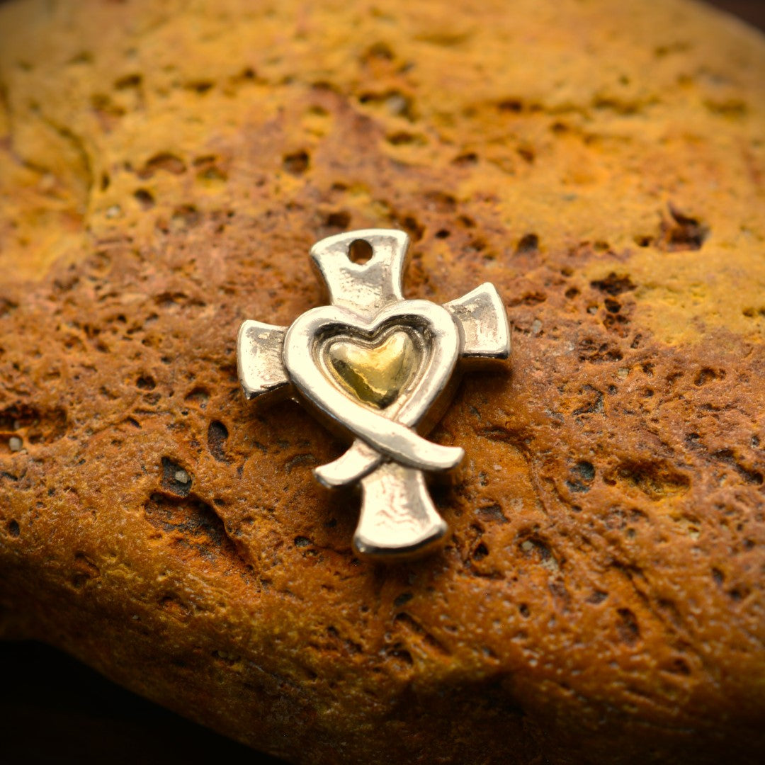 Сребърен медальон 925 „Кръст със сърце и жалейка“ със златни акценти – символ на вяра и любов | Бохо – рустик – скулптурно бижу | Арт Дива