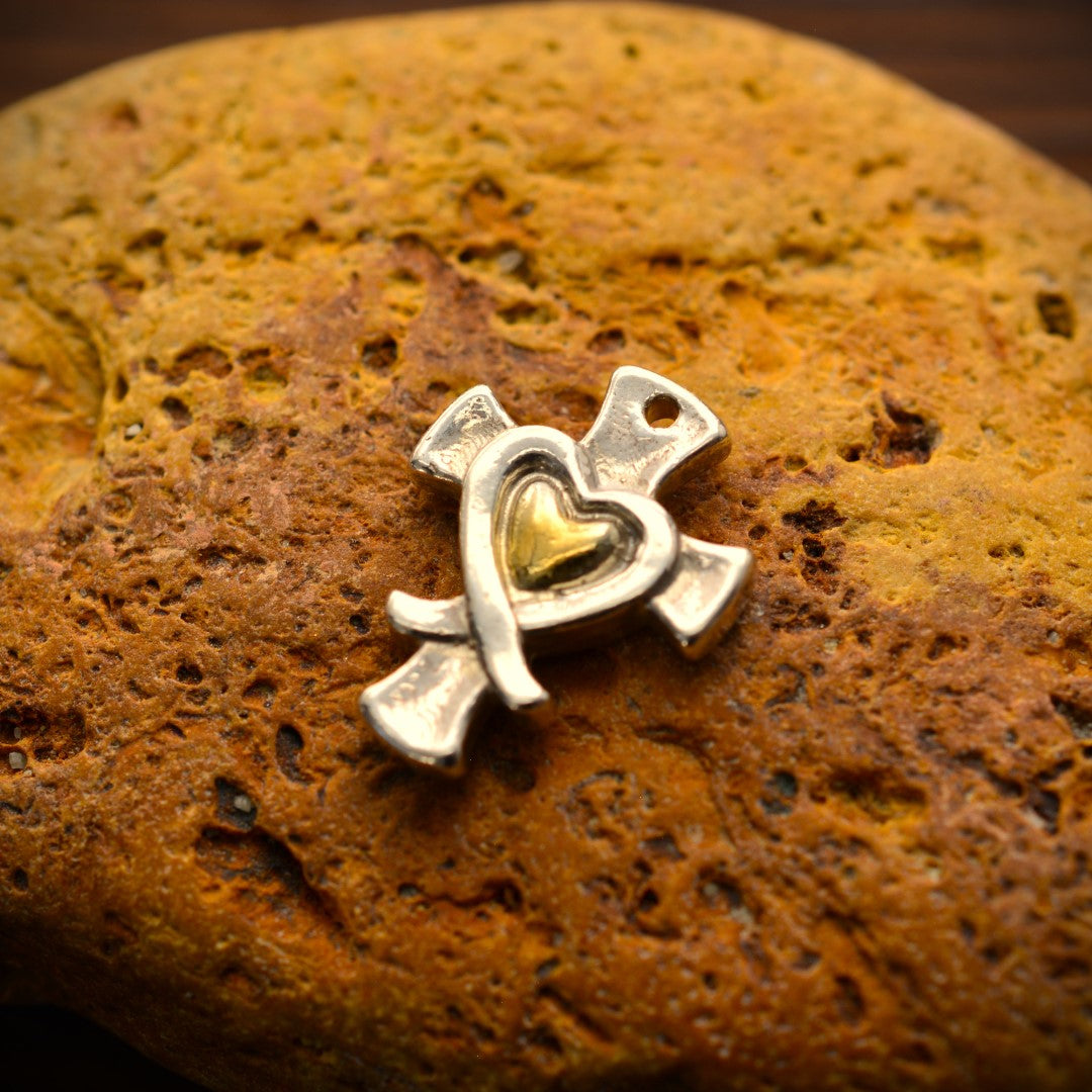 Сребърен медальон 925 „Кръст със сърце и жалейка“ със златни акценти – символ на вяра и любов | Бохо – рустик – скулптурно бижу | Арт Дива