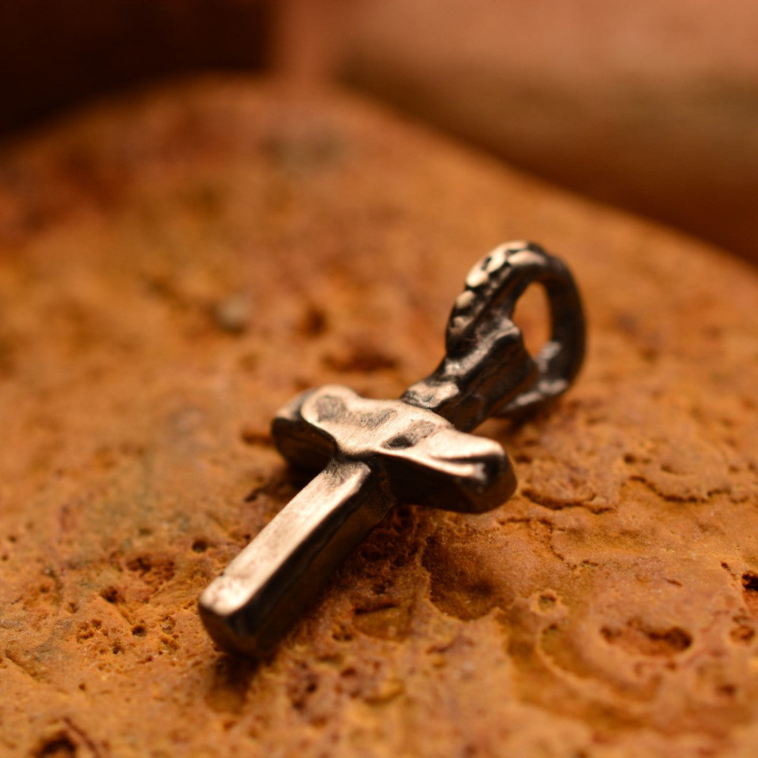 Сребърен медальон 925 „Малък кръст“ – ръчно изработено бижу в бохо-рустик стил | Арт Дива