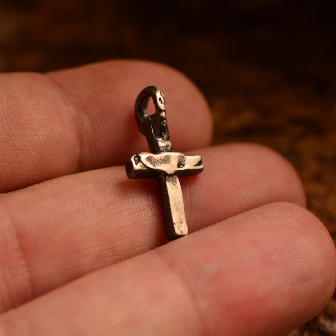 Сребърен медальон 925 „Малък кръст“ – ръчно изработено бижу в бохо-рустик стил | Арт Дива