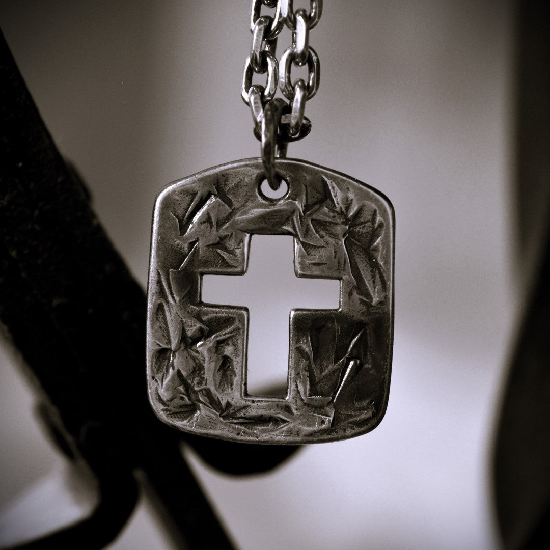 Сребърен медальон 925 – голям масивен мъжки кръст с текстурирана повърхност | Арт Дива