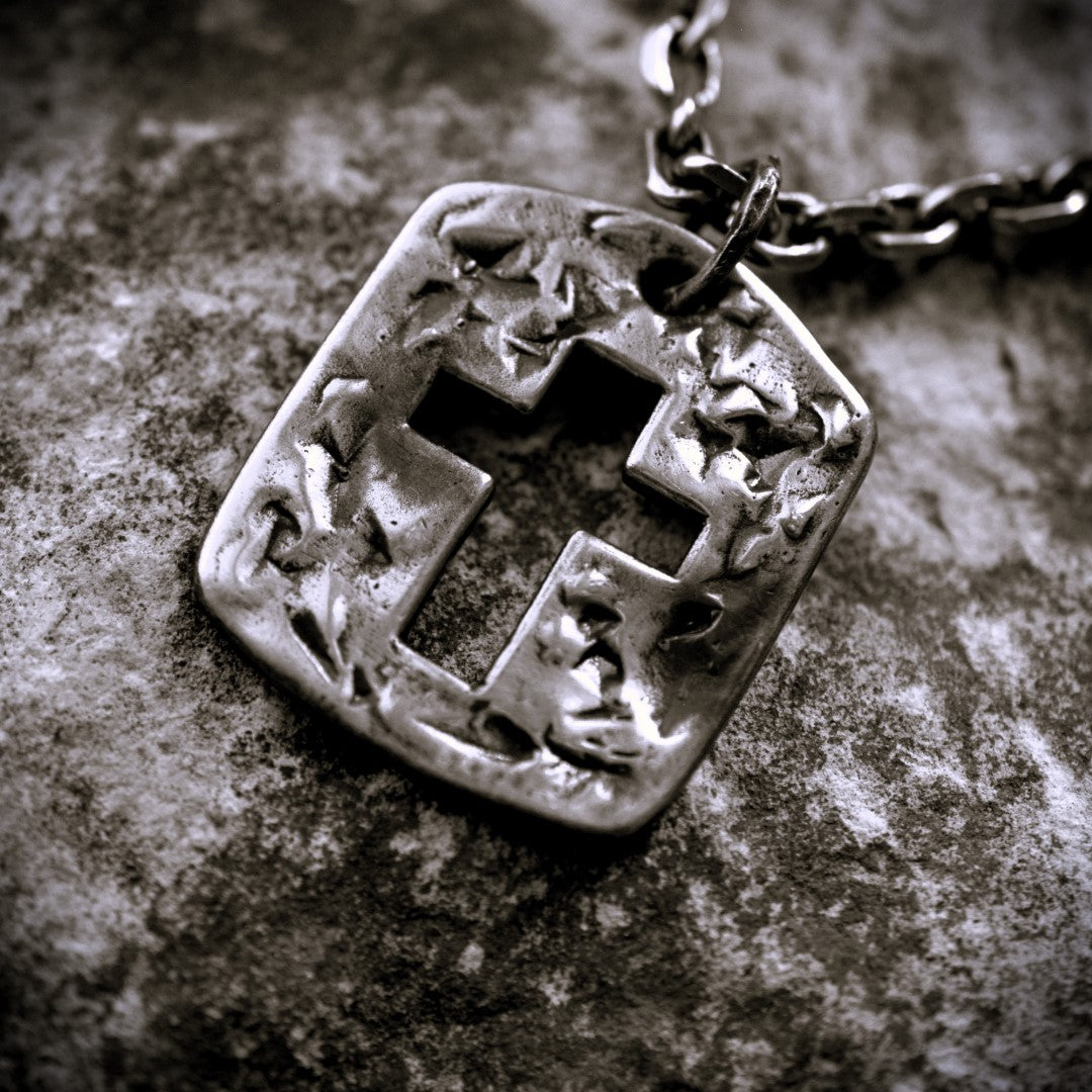 Сребърен медальон 925 – голям масивен мъжки кръст с текстурирана повърхност | Арт Дива