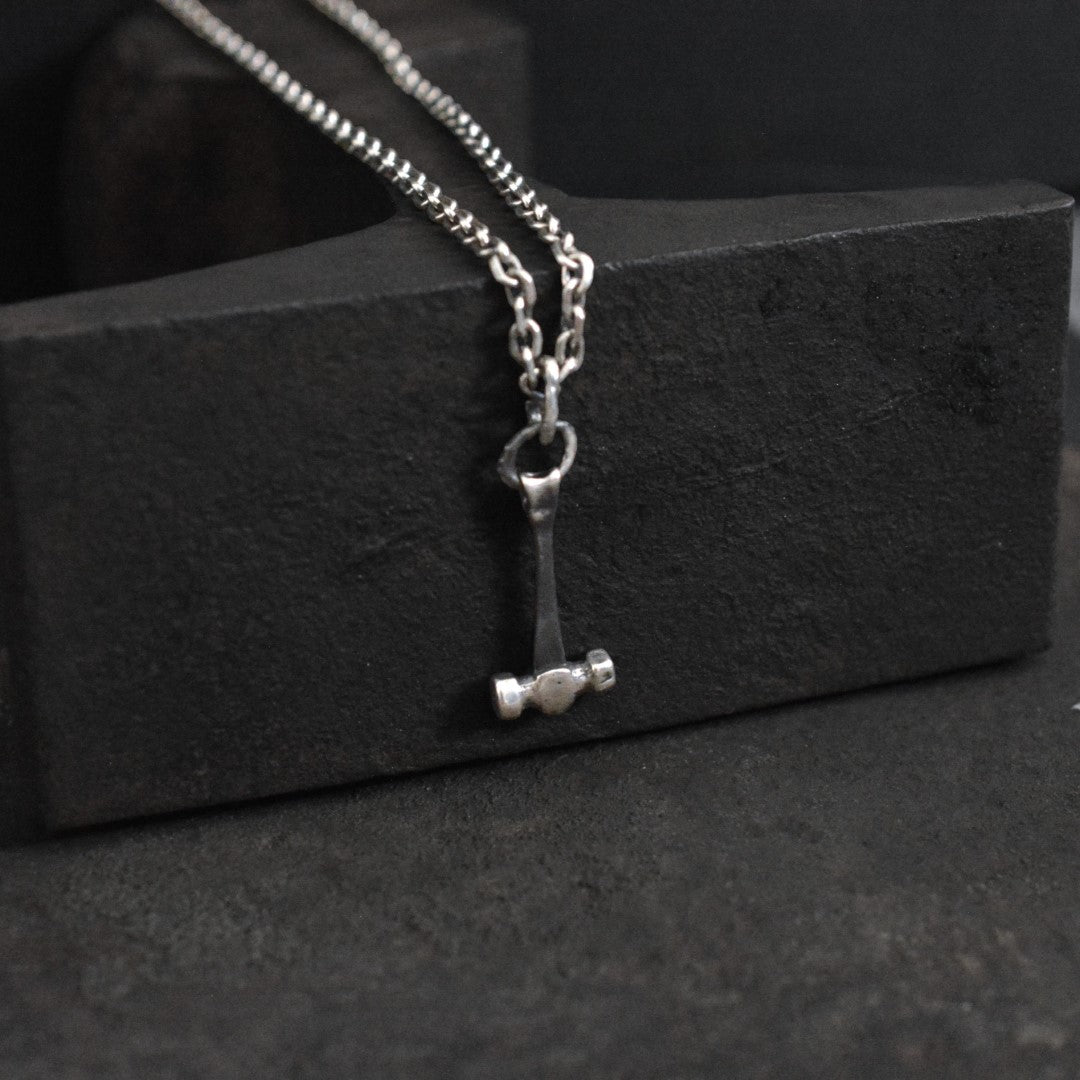 Мъжки медальон, сребро 925 – „Чукът на Тор“ | Бохо – Рюстик – Скулптурни бижута | Ръчна изработка | Арт дива