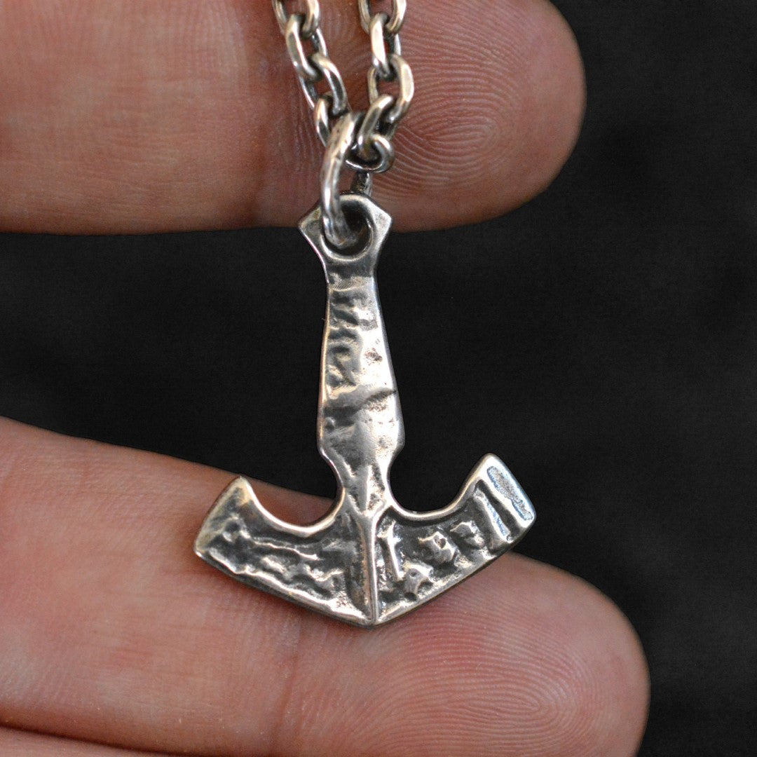 Мъжки сребърен медальон 925 „Котва на силата“ – ръчно изработен талисман и символ на стабилност и смелост, бохо-рустик скулптурно бижу от Арт Дива, заснето върху тъмен фон.
