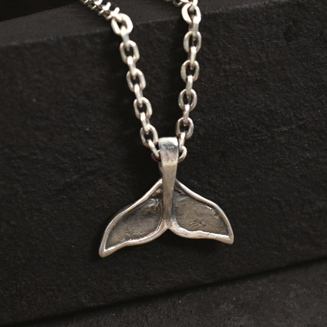 Мъжки медальон, сребро 925 – „Опашка на кит“ | Бохо – Рюстик – Скулптурни бижута | Ръчна изработка | Арт дива