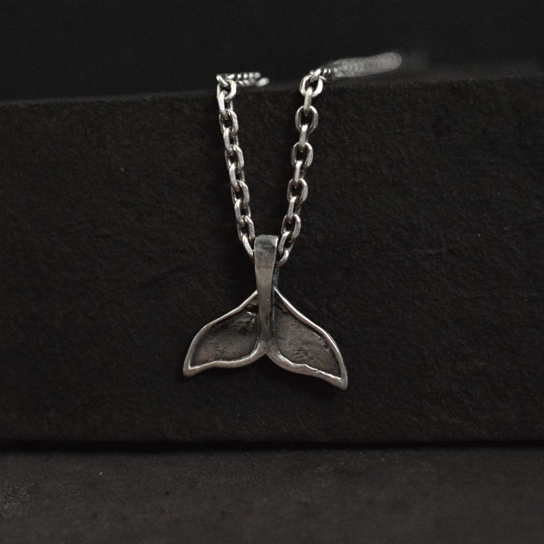 Мъжки медальон, сребро 925 – „Опашка на кит“ | Бохо – Рюстик – Скулптурни бижута | Ръчна изработка | Арт дива