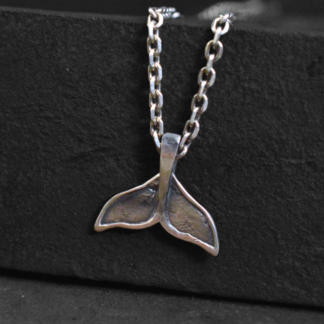 Мъжки медальон, сребро 925 – „Опашка на кит“ | Бохо – Рюстик – Скулптурни бижута | Ръчна изработка | Арт дива