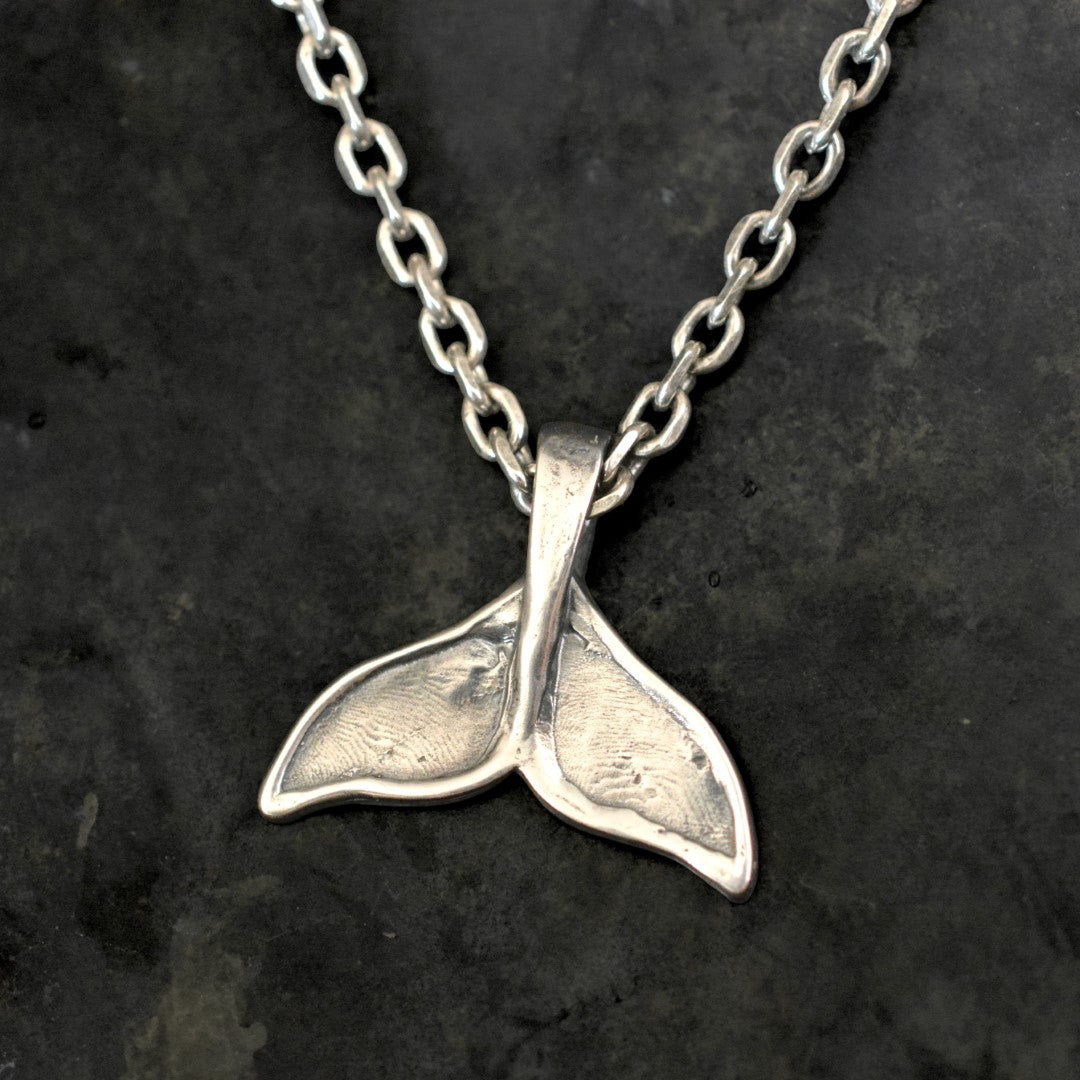 Мъжки медальон от сребро 925 „Опашка на кит“ – ръчно изработен талисман на силата, свободата и океанския дух, бохо-рустик скулптурно бижу от Арт Дива, заснето върху тъмен фон.
