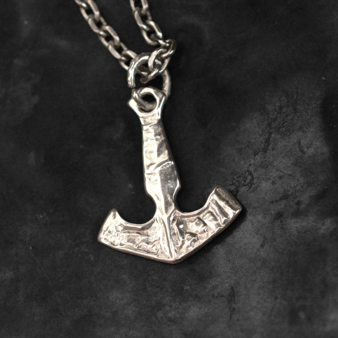 Мъжки медальон от сребро 925 „Викингска котва“ – ръчно изработен талисман и символ на вярата, надеждата и любовта, бохо-рустик скулптурно бижу от Арт Дива, заснето върху тъмен фон.
