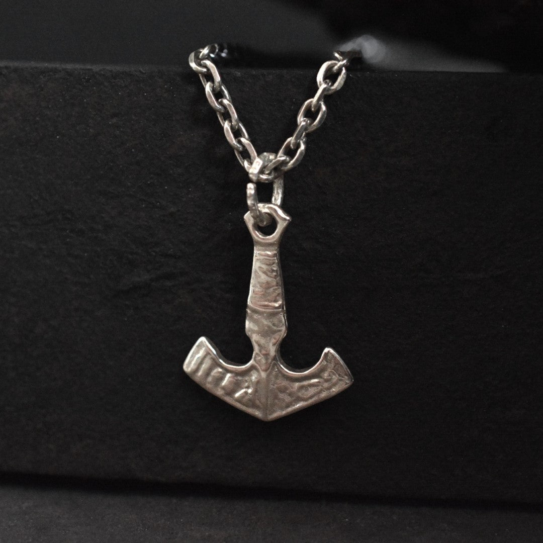 Сребърен медальон 925 “Викингска Котва” | Символ на Вяра, Надежда и Любов | Ръчно изработено мъжко бижу от ArtDiva | Бохо – Рустик – Скулптурно