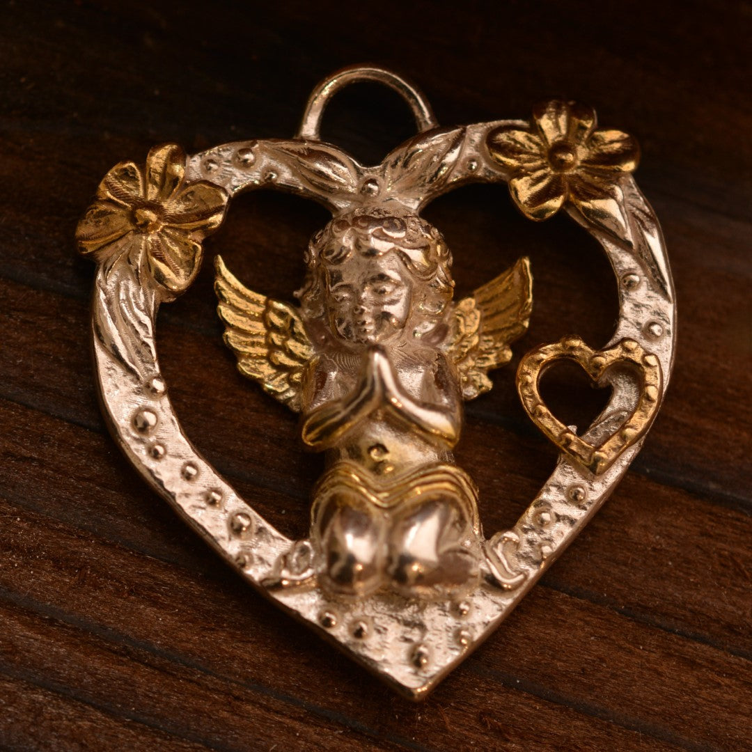 Сребърен медальон 925 „Ангел в сърце“ | Талисман за любов и закрила | Бохо рустик скулптурно бижу с позлатени акценти | ArtDiva