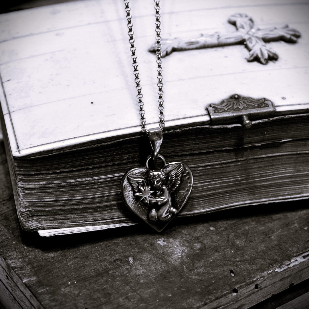 Сребърен медальон 925 „Небесен ангел със звезда“ | Талисман за любов, памет и закрила | Бохо рустик скулптурно бижу, ръчна изработка | ArtDiva