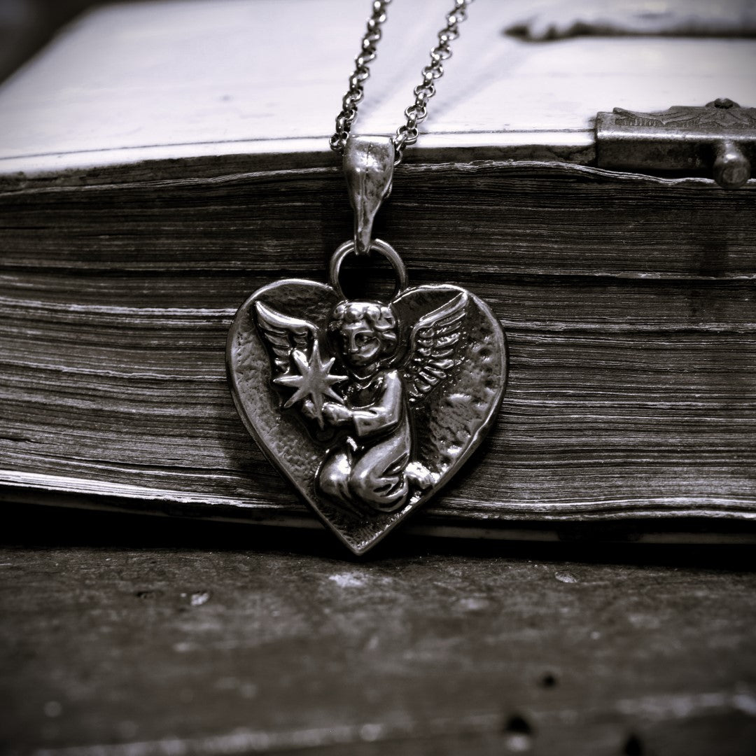 Сребърен медальон 925 „Небесен ангел със звезда“ | Талисман за любов, памет и закрила | Бохо рустик скулптурно бижу, ръчна изработка | ArtDiva