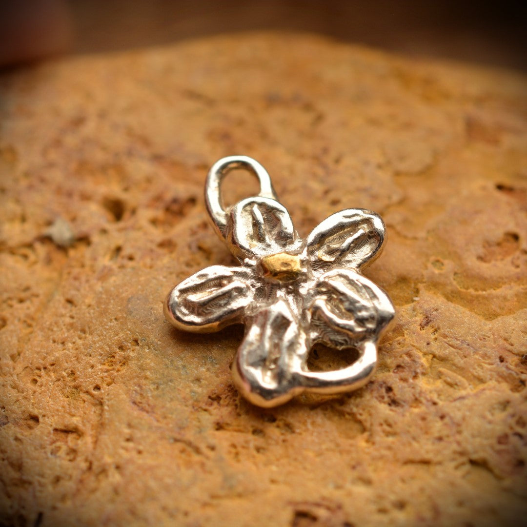 Сребърен медальон цвете 925 – ръчно изработен бохо талисман с позлатен център от Арт Дива.