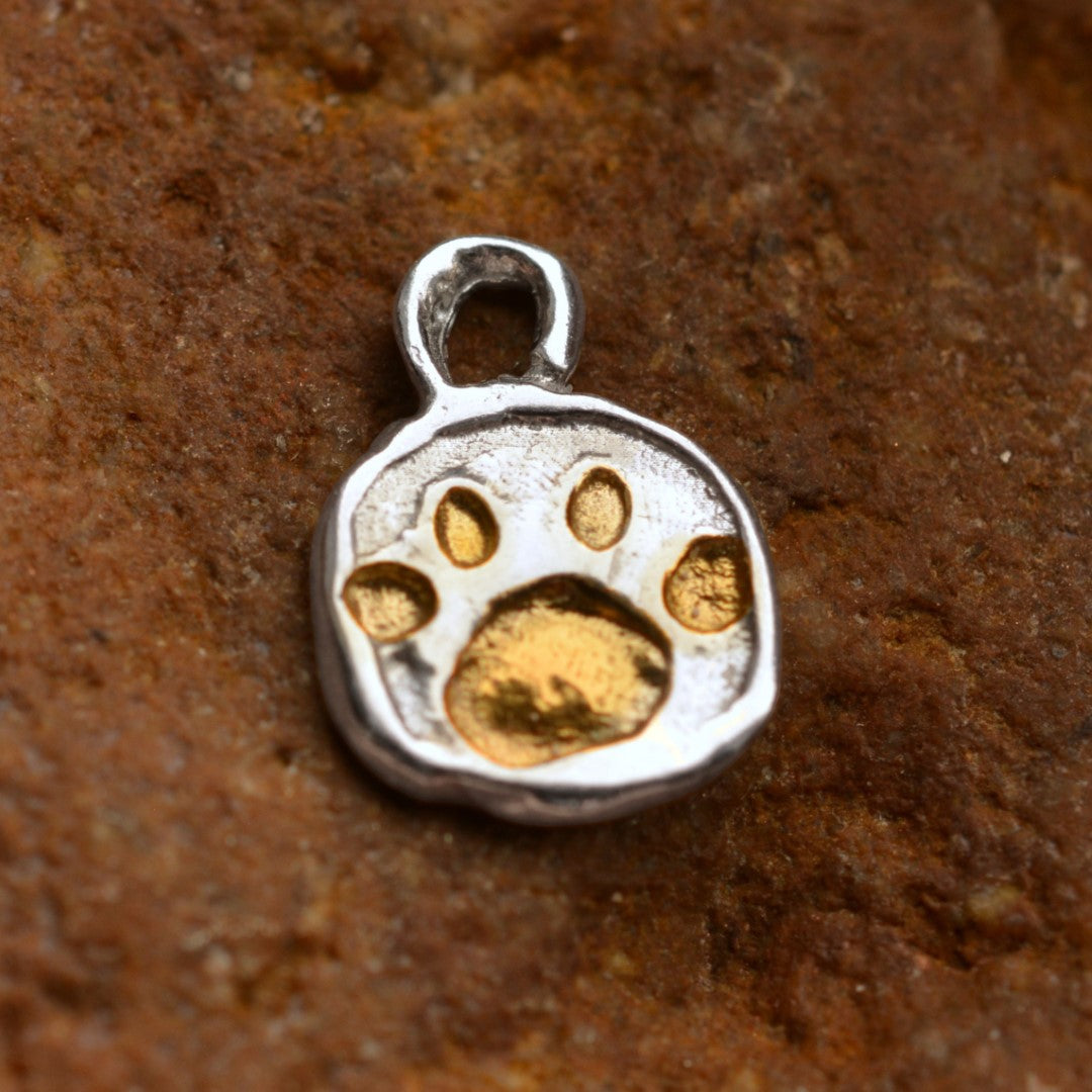 Сребърен медальон лапичка 925 с позлатени акценти – ръчно изработен бохо талисман от Арт Дива.