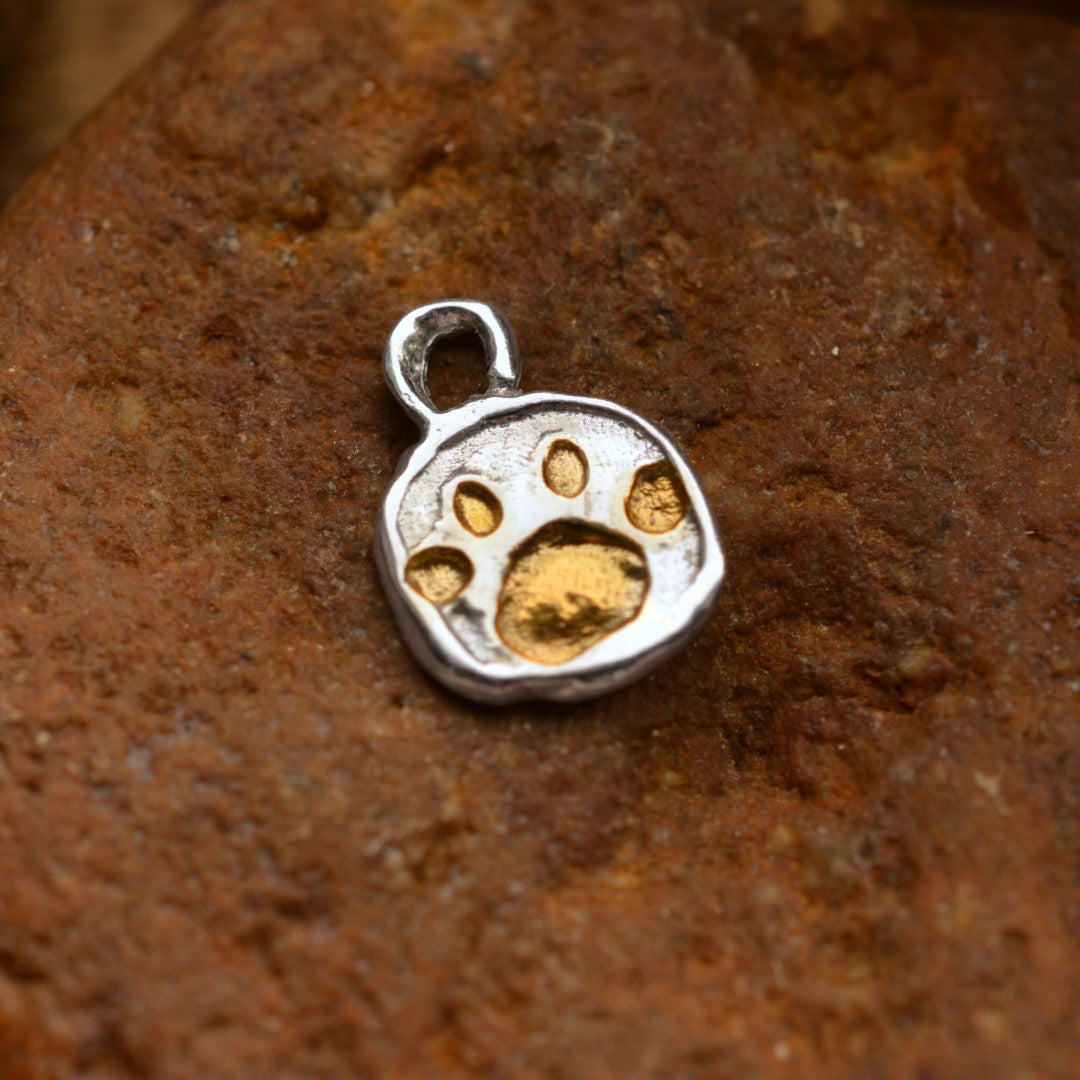 Сребърен медальон лапичка 925 с позлатени акценти – бохо талисман за обич към животните | Арт Дива