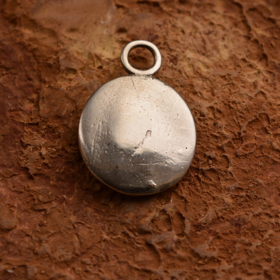 Сребърен медальон 925 „Амулет за нов живот“ | Бебешко краче – символ на чистота и семейна любов | Art Diva – Бохо Рустик Скулптурно бижу