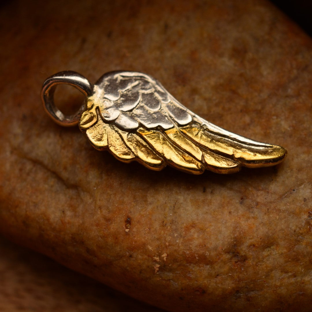 Ръчно изработен сребърен медальон 925 „Ангелско крило“ със златни акценти | Талисман за закрила и сила | Амулет на светлината | Бохо – Рустик – Скулптурни бижута | Арт Дива