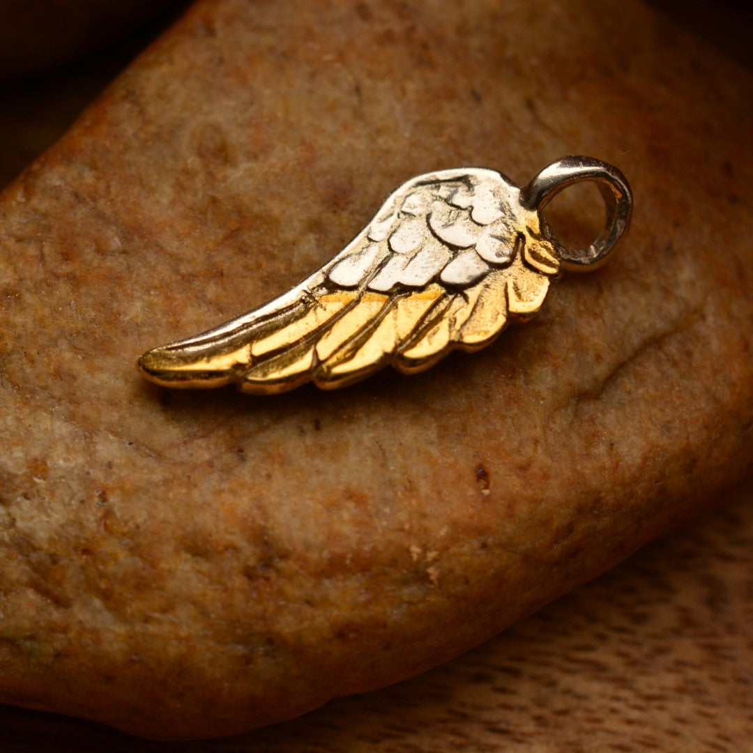 Ръчно изработен сребърен медальон 925 „Ангелско крило“ със златни акценти | Талисман за закрила и сила | Амулет на светлината | Бохо – Рустик – Скулптурни бижута | Арт Дива