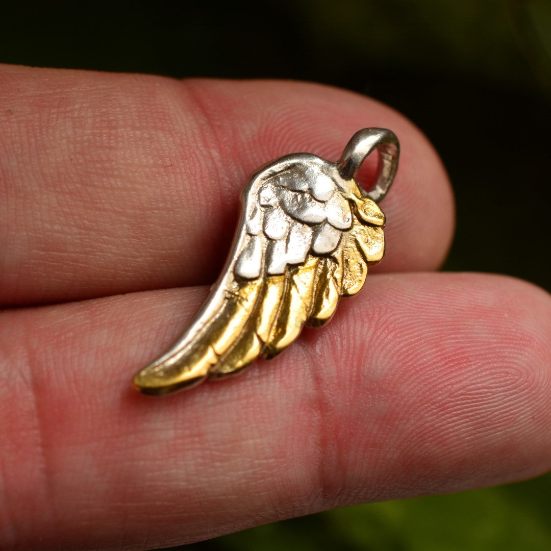 Ръчно изработен сребърен медальон 925 „Ангелско крило“ със златни акценти | Талисман за закрила и сила | Амулет на светлината | Бохо – Рустик – Скулптурни бижута | Арт Дива