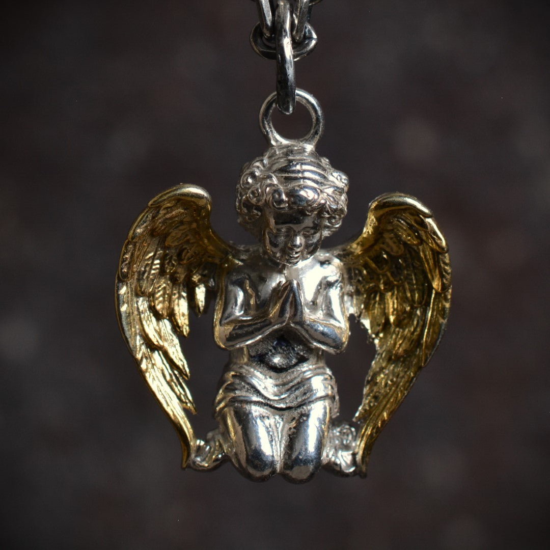 Сребърен медальон 925 „Ангел в молитва“ – ръчно изработено бижу със златни крила | Арт Дива