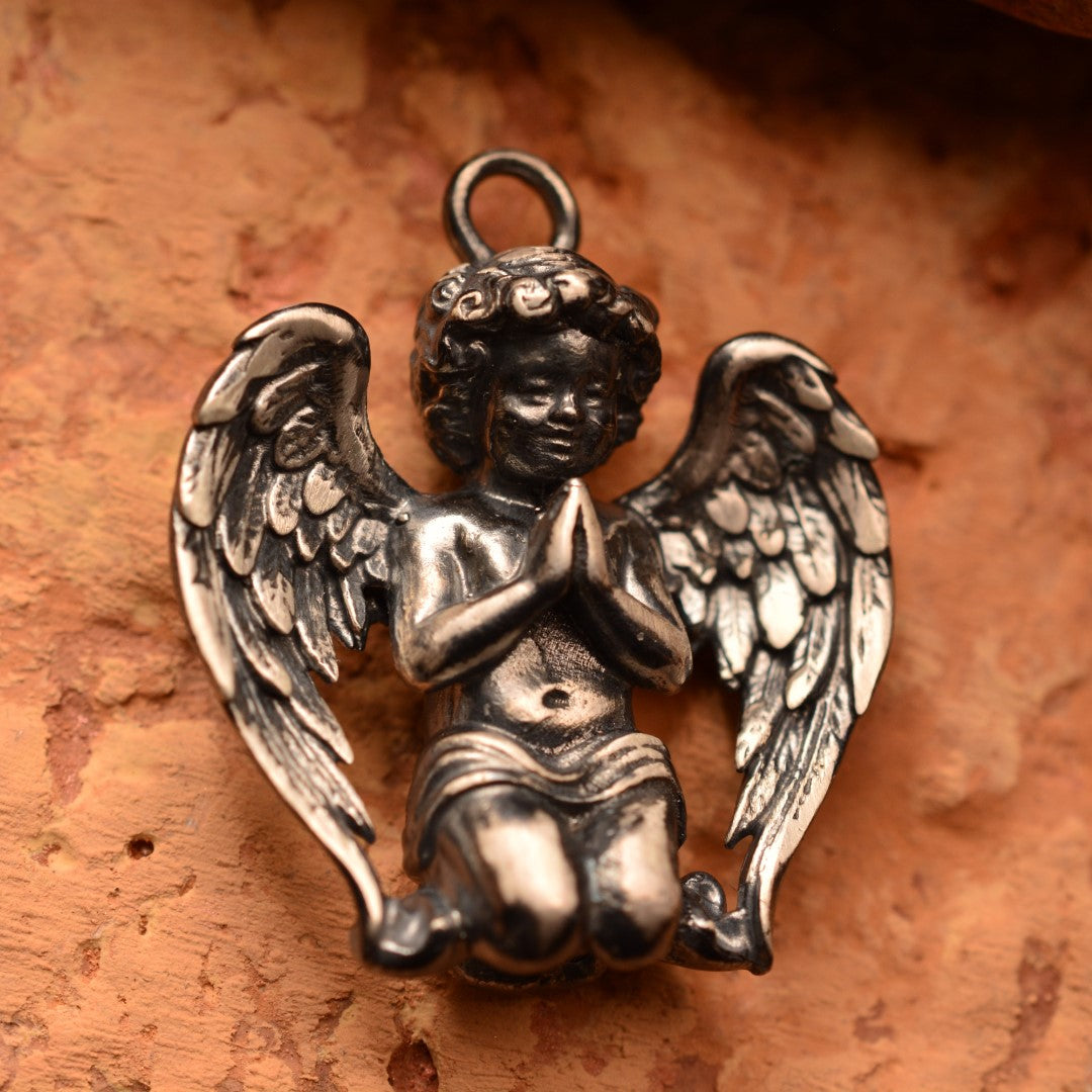 Сребърен медальон 925 „Ангел в молитва“ – оксидирано покритие | Талисман на вярата и светлината | Амулет на закрилата и духовния мир | Бохо – Рустик – Скулптурни бижута | Арт Дива